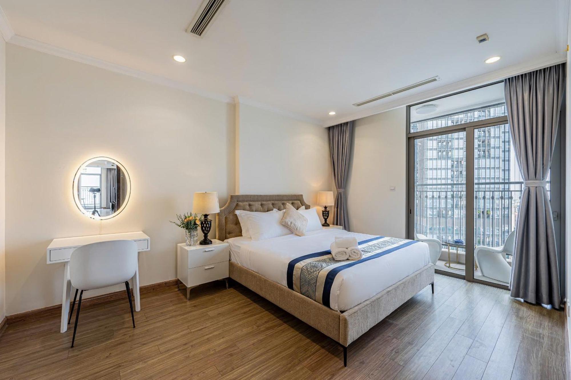 Apartment In Landmark-vinhome Park By Yen *